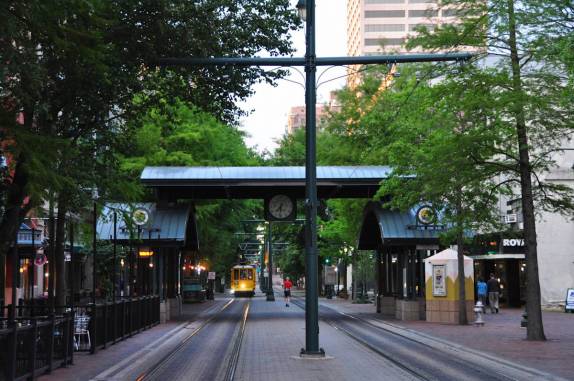 Bonde passa pela charmosa Main Street, em Memphis, no Tennessee - EUA